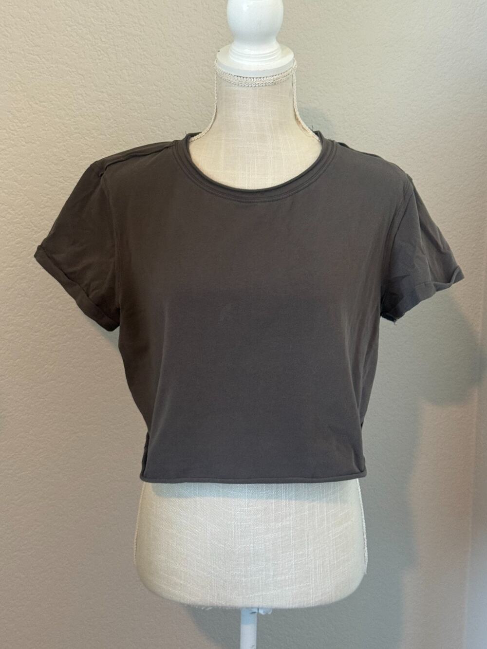 Merokeety Cropped Short Sleeve T-Shirt Womens Rolled Hem Brown Grey Minimalist M